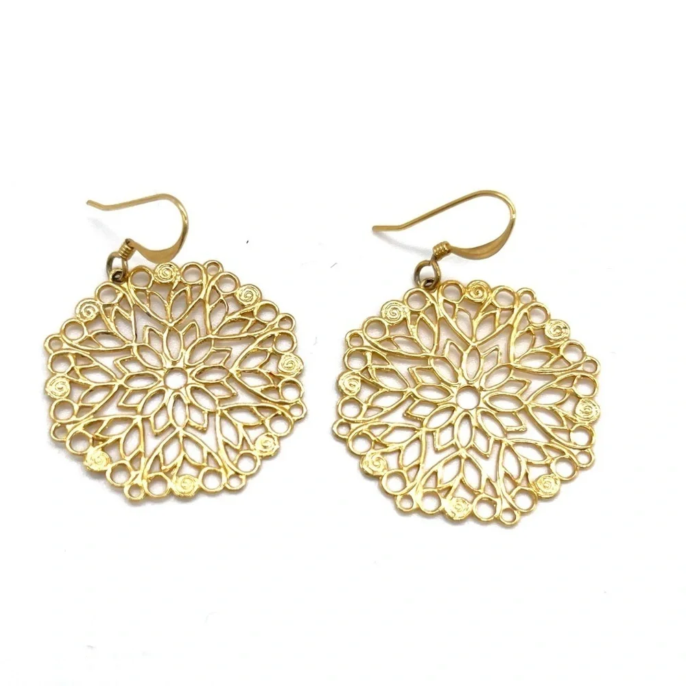 Round filigree earring with intricate design